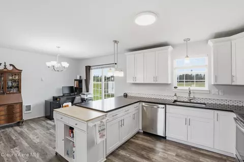 Kitchen - 516 Solar Rd, Oldtown, ID 83822 photo 4 of 6