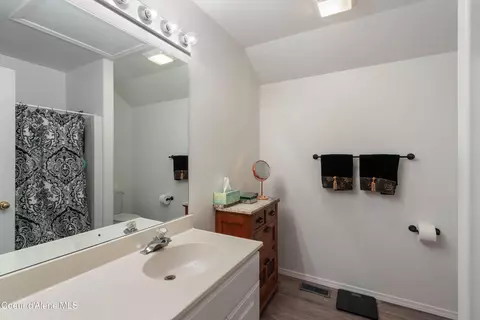 Bath - 1320 Mathison Dr, Sandpoint, ID 83864 photo 4 of 4