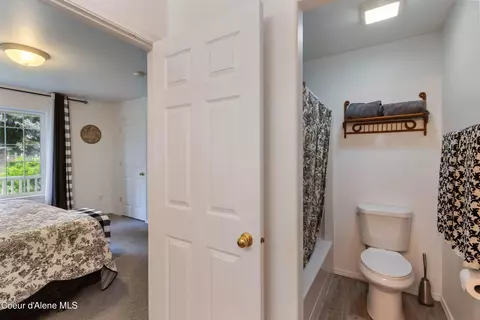 Bath - 1320 Mathison Dr, Sandpoint, ID 83864 photo 2 of 4