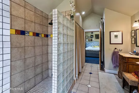 Bath - 181 Spring View Ln, Sagle, ID 83860 photo 3 of 4
