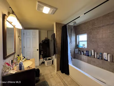 Bath - 706 B St, Pinehurst, ID 83850 photo 3 of 3