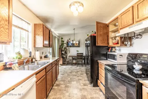Kitchen - 51 E 55 E Ryan Dr, Hayden, ID 83835 photo 4 of 5