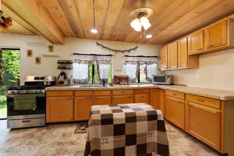 Kitchen - 910 Otts Rd, Sagle, ID 83860 photo 2 of 3