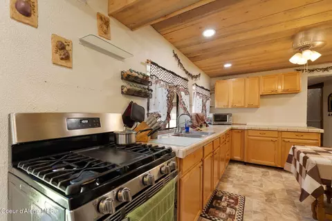 Kitchen - 910 Otts Rd, Sagle, ID 83860 photo 1 of 3