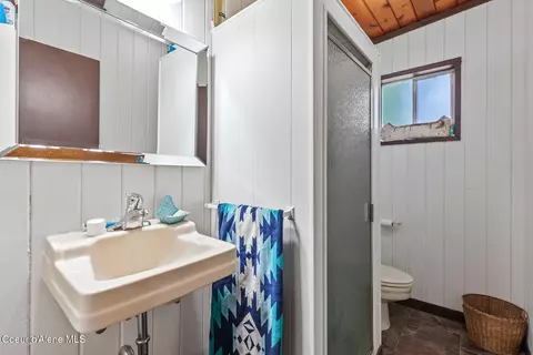 Bath - 1699 E Thimbleberry Ln, Harrison, ID 83833 photo 1 of 1