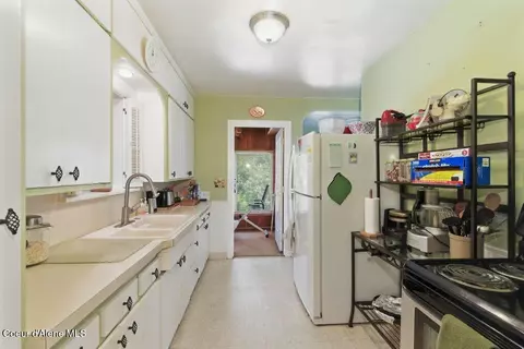 Kitchen - 210 E Market Ave, Kellogg, ID 83837 photo 1 of 2