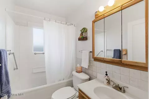 Bath - 210 E Market Ave, Kellogg, ID 83837 photo 1 of 1