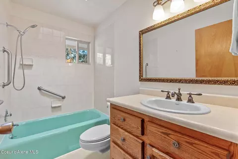 Bath - 5977 E Mcmahon Rd, Hayden, ID 83835 photo 3 of 3