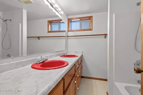 Bath - 5977 E Mcmahon Rd, Hayden, ID 83835 photo 1 of 3