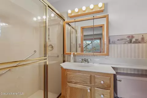 Bath - 5977 E Mcmahon Rd, Hayden, ID 83835 photo 2 of 3