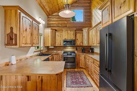 Kitchen - 7569 Upper Pack River Rd, Sandpoint, ID 83864 photo 3 of 4