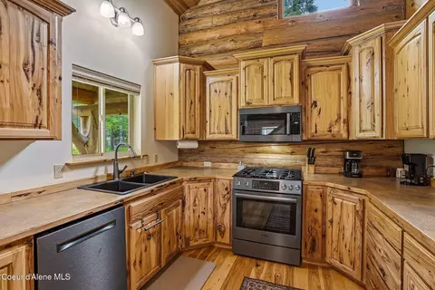 Kitchen - 7569 Upper Pack River Rd, Sandpoint, ID 83864 photo 1 of 4