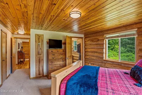 Bedroom - 7569 Upper Pack River Rd, Sandpoint, ID 83864 photo 2 of 5