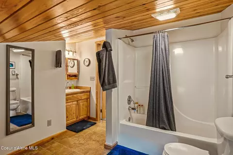Bath - 7569 Upper Pack River Rd, Sandpoint, ID 83864 photo 2 of 5