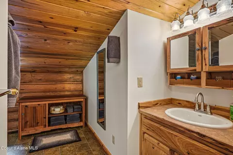Bath - 7569 Upper Pack River Rd, Sandpoint, ID 83864 photo 4 of 5