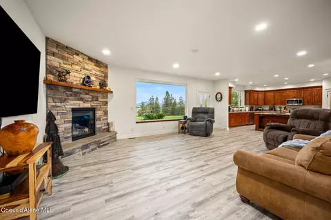 Living - 6532 E Poleline Ave, Post Falls, ID 83854 photo 2 of 2