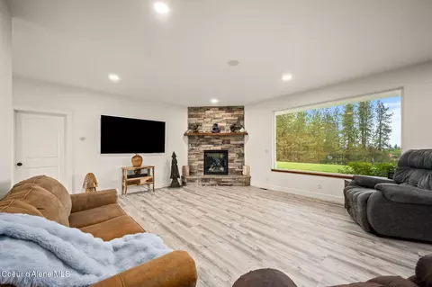 Living - 6532 E Poleline Ave, Post Falls, ID 83854 photo 1 of 2