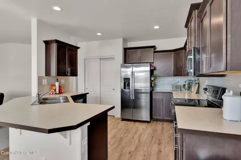 Kitchen - 16167 N Hadley Loop, Rathdrum, ID 83858 photo 2 of 4