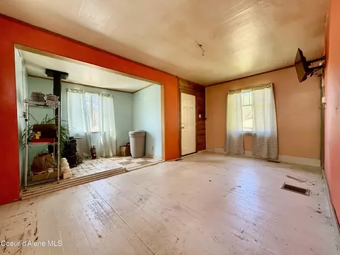 Living - 517 Hunter St, Mullan, ID 83846 photo 2 of 3
