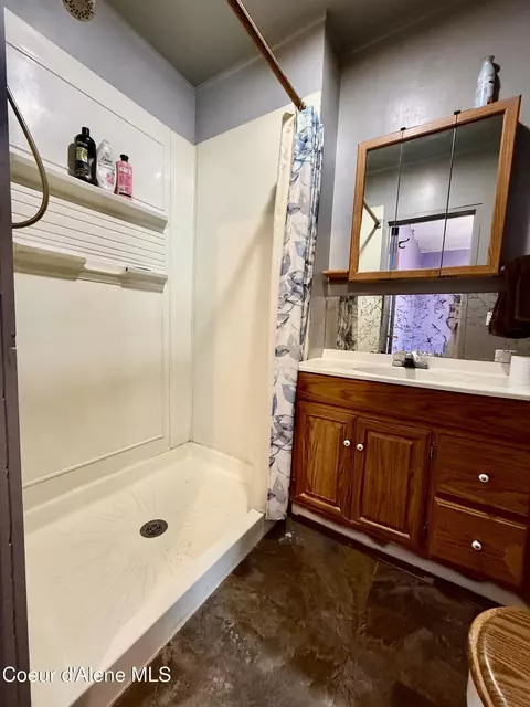 Bath - 517 Hunter St, Mullan, ID 83846 photo 1 of 1