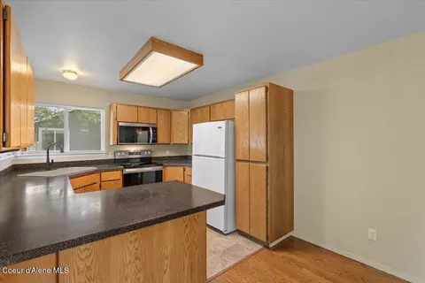 Kitchen - 673 E Cloverleaf Dr, Hayden, ID 83835 photo 2 of 4