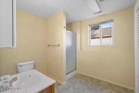Bath - 673 E Cloverleaf Dr, Hayden, ID 83835 photo 3 of 4
