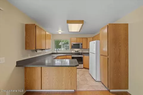 Kitchen - 673 E Cloverleaf Dr, Hayden, ID 83835 photo 3 of 4