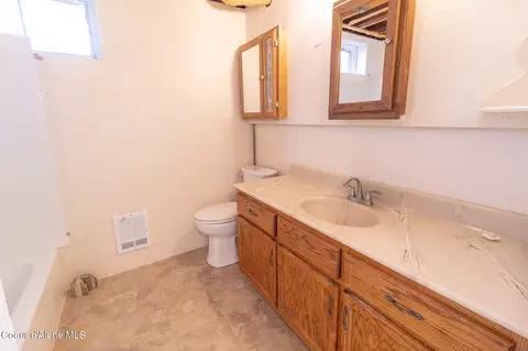 Bath - 640 Renlow Rd, Plummer, ID 83851 photo 2 of 3