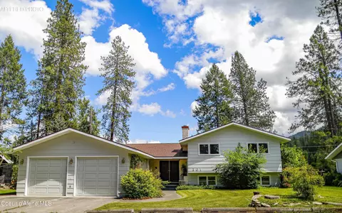 301 Woodland Dr, Pinehurst, ID 83850