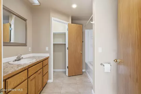 Bath - 2232 E Shoshone Ave, Athol, ID 83801 photo 2 of 5