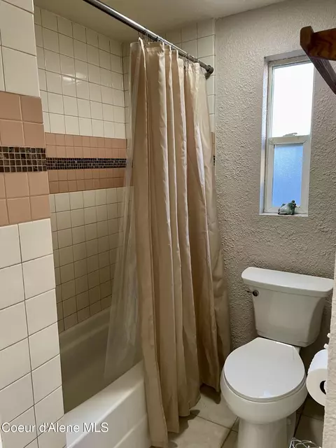 Bath - 8572 W Park Loop, Rathdrum, ID 83858 photo 2 of 3