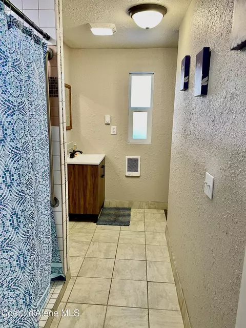 Bath - 8572 W Park Loop, Rathdrum, ID 83858 photo 3 of 3