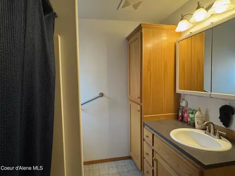 Bath - 1601 Sequoia St, Sandpoint, ID 83864 photo 1 of 3