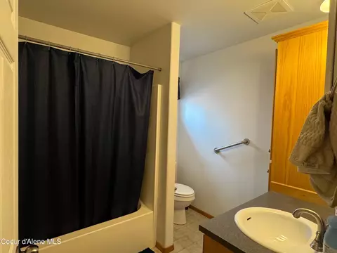 Bath - 1601 Sequoia St, Sandpoint, ID 83864 photo 2 of 3