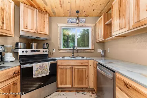 Kitchen - 508 Cedar Grv, Sandpoint, ID 83864 photo 5 of 6