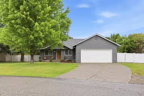 699 E Cloverleaf Dr, Hayden, ID 83835