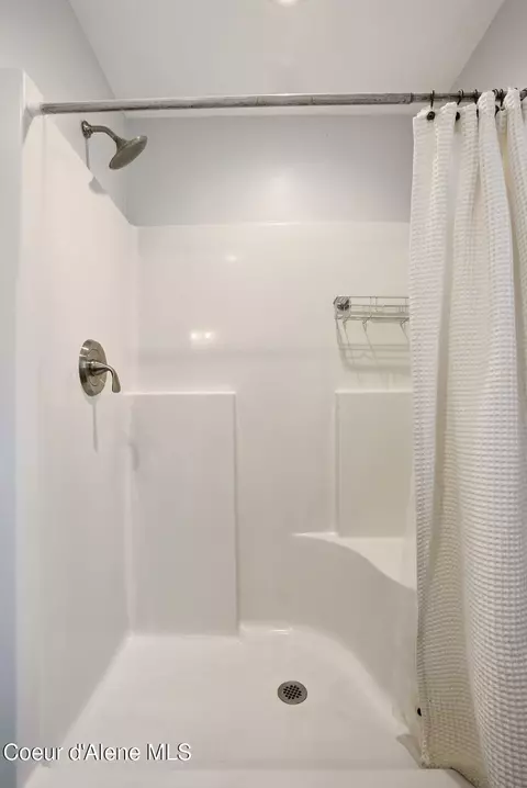 Bath - 170 Michael Ln, Sandpoint, ID 83864 photo 2 of 6