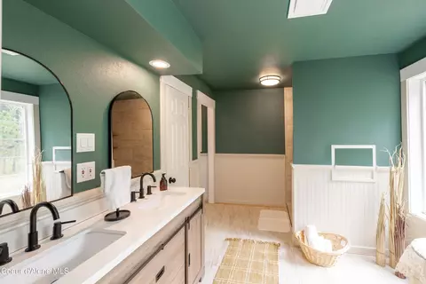 Bath - 8924 E Black Bear Rd, Athol, ID 83801 photo 3 of 3