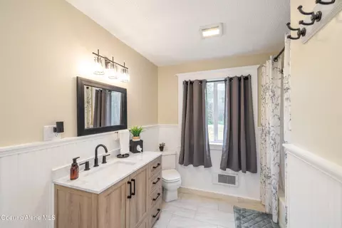 Bath - 8924 E Black Bear Rd, Athol, ID 83801 photo 1 of 3