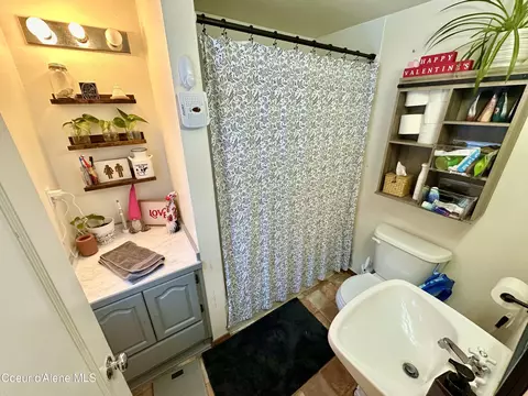 Bath - 603 E Larch Ave, Osburn, ID 83849 photo 1 of 1
