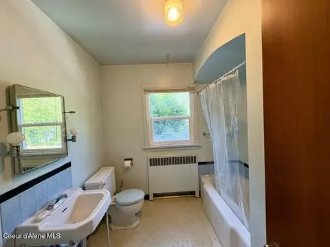 Bath - 302 2nd St, Wallace, ID 83873 photo 2 of 5
