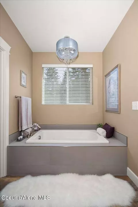 Bath - 2500 E Marnett Rd, Athol, ID 83801 photo 2 of 6