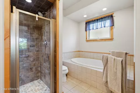 Bath - 1625 Sequoia Ln, Sandpoint, ID 83864 photo 2 of 3