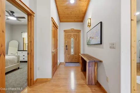 Entry Way - 1625 Sequoia Ln, Sandpoint, ID 83864 photo 2 of 3