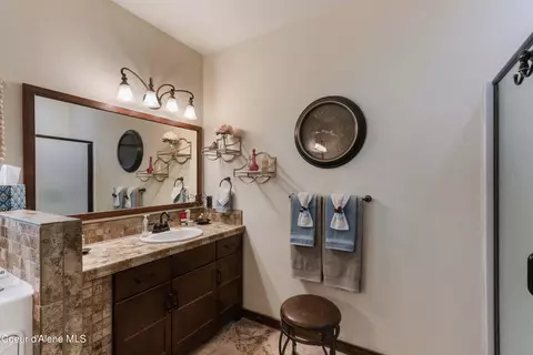 Bath - 518 High Rd, Sandpoint, ID 83864 photo 2 of 5