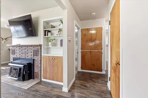 Entry Way - 1109 E Larch Ave, Osburn, ID 83849 photo 1 of 2