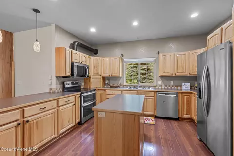 Kitchen - 1741 E Diagonal Rd, Rathdrum, ID 83858 photo 3 of 4