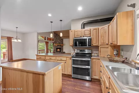 Kitchen - 1741 E Diagonal Rd, Rathdrum, ID 83858 photo 2 of 4