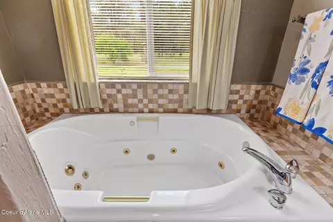 Bath - 1741 E Diagonal Rd, Rathdrum, ID 83858 photo 4 of 6