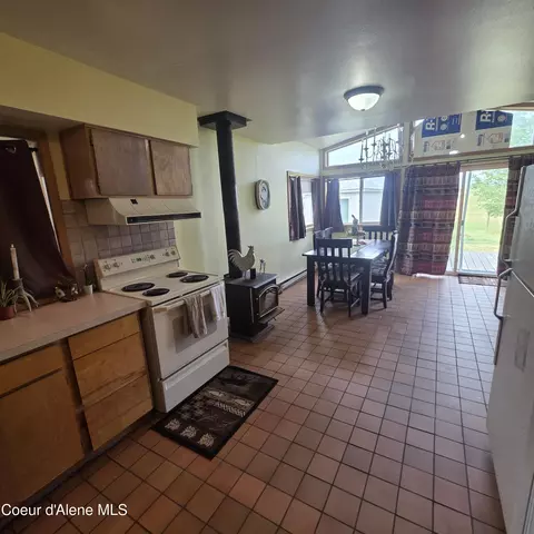 Kitchen - 7375 E Sunrise Dr, Harrison, ID 83833 photo 2 of 3